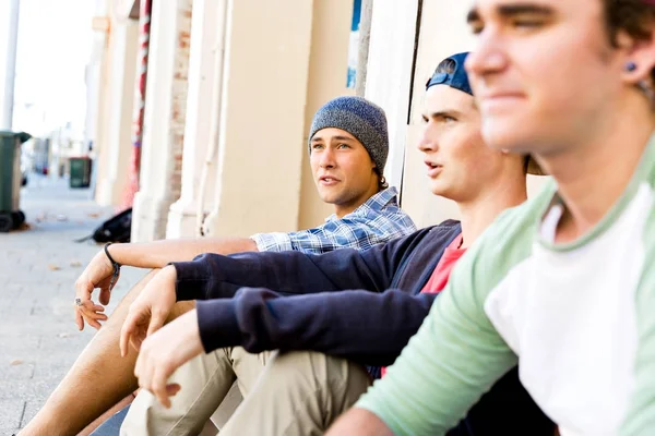 Adolescentes sentados na rua — Fotografia de Stock