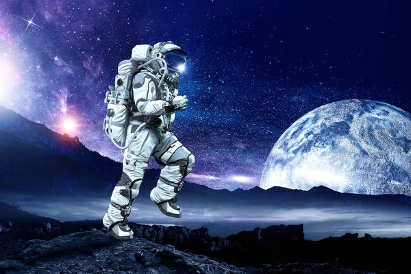 Διαστημάνθρωπου τρέχει γρήγορα. Μικτή τεχνική — Φωτογραφία Αρχείου