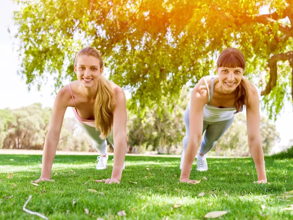 Giovani donne che si esercitano nel parco — Foto Stock