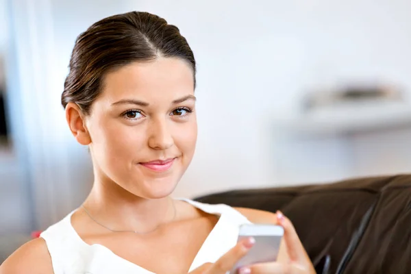 Portrait de jeune femme tenant le téléphone — Photo