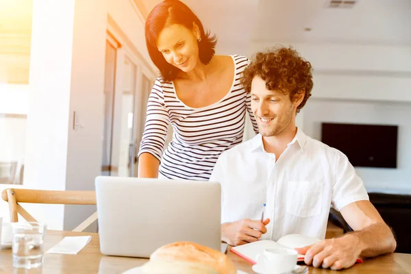 집에 노트북에서 일 하는 행복 한 현대 커플 — 스톡 사진