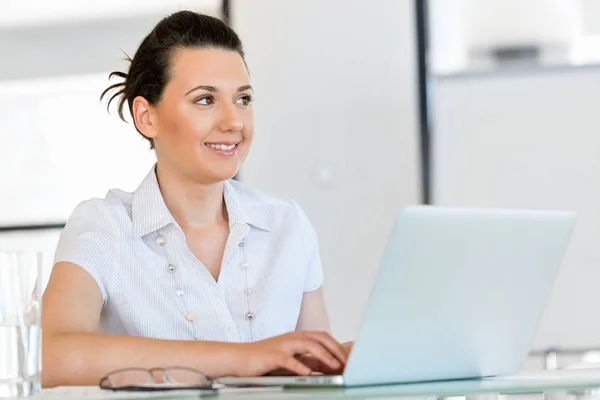 Porträt einer Geschäftsfrau, die im Büro am Computer arbeitet — Stockfoto