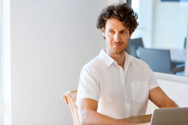 Homem trabalhando no laptop em casa — Fotografia de Stock