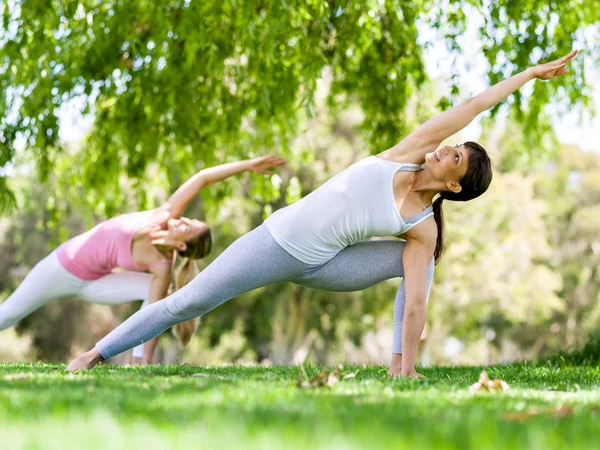 Giovani donne che si esercitano nel parco — Foto Stock