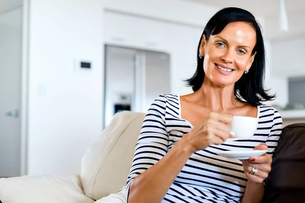 Žena s čaj doma — Stock fotografie