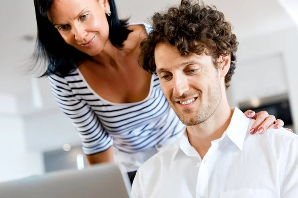 Couple at home using laptop — Stock Photo, Image
