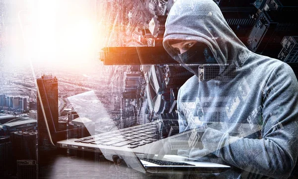 Hacker man informatie stelen — Stockfoto