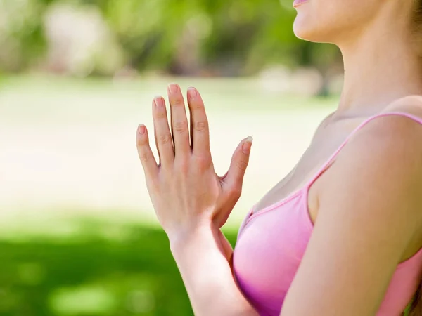 Young woman doing yoga in the park — Stock Photo, Image