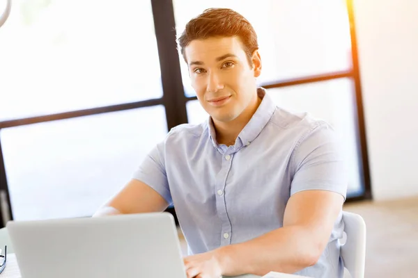 Beau homme d'affaires travaillant à l'ordinateur — Photo