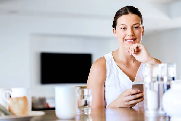 Portret van een jonge vrouw met telefoon — Stockfoto