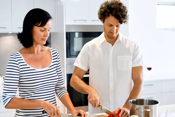 Paar kocht gemeinsam zu Hause — Stockfoto