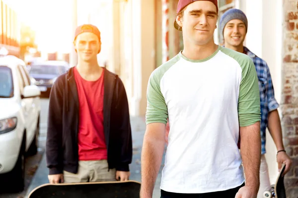 Amigos adolescentes caminando por la calle — Foto de Stock