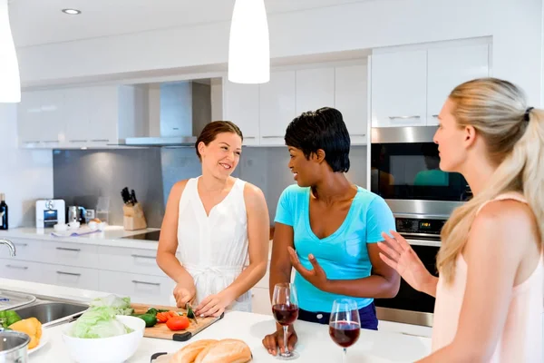 Jóvenes amigas en la cocina —  Fotos de Stock