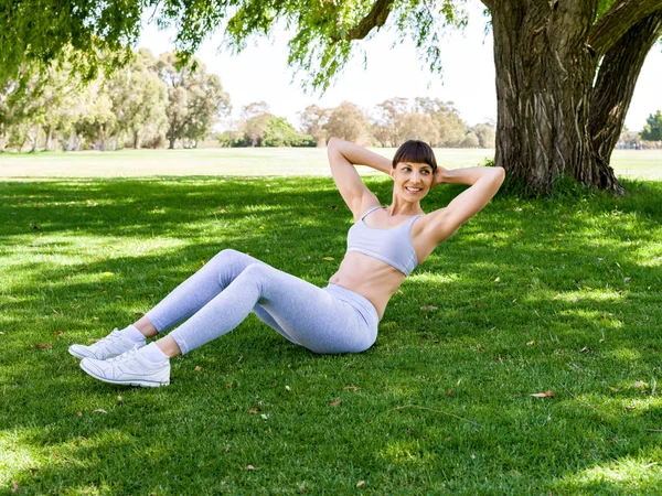 Giovane donna che si allena nel parco — Foto Stock