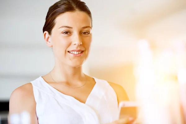 Portret van een jonge vrouw met telefoon — Stockfoto