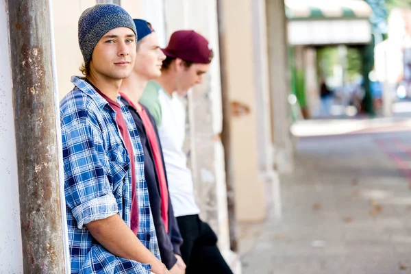 Adolescentes amigos de pé na rua — Fotografia de Stock