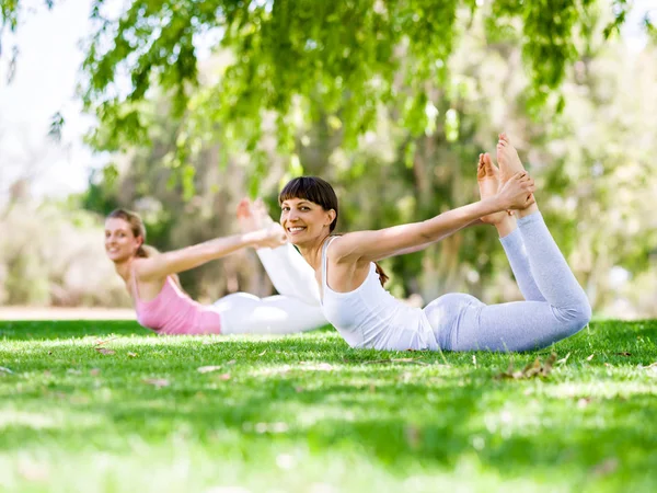 Mujeres jóvenes haciendo ejercicio en el parque — Foto de Stock