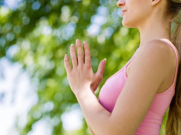 Young woman doing yoga in the park — Stock Photo, Image
