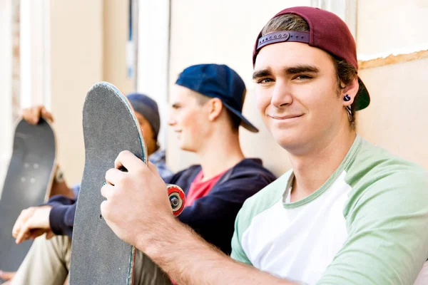 Patinadores fazendo uma pausa na rua — Fotografia de Stock