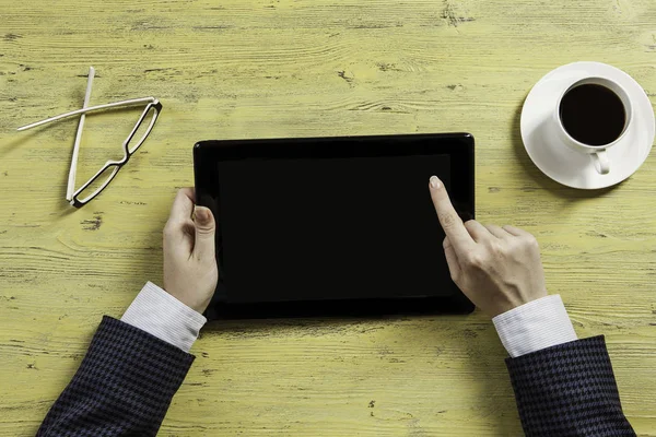 Tablet PC con pantalla en blanco en las manos —  Fotos de Stock