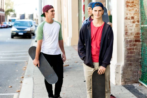 Amigos adolescentes caminando por la calle — Foto de Stock