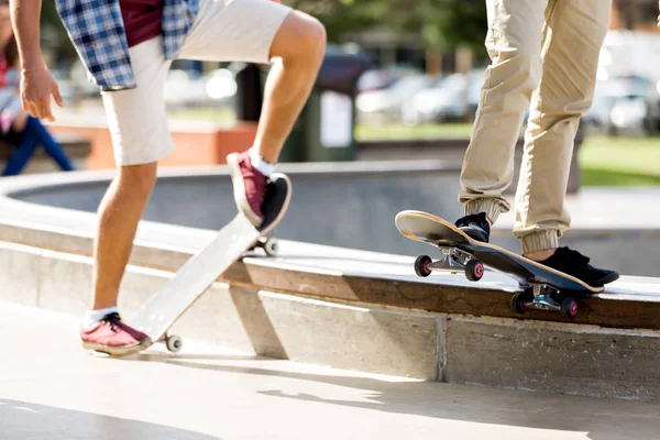 Nastoletni chłopiec skateboarding na zewnątrz — Zdjęcie stockowe