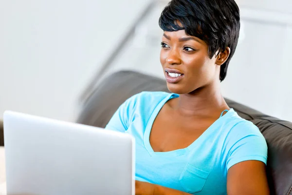 Joven hermosa mujer trabajando en su computadora portátil —  Fotos de Stock