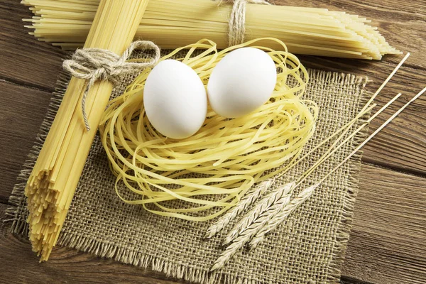 Droge pasta op tafel — Stockfoto