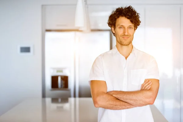 Portret van een slimme jongeman permanent in keuken — Stockfoto