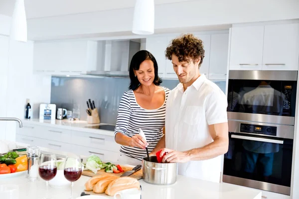 Paar kocht gemeinsam zu Hause — Stockfoto