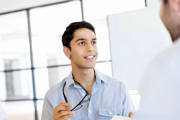 Hombre joven en informal en la oficina —  Fotos de Stock