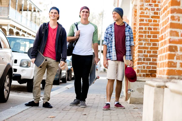 Jeugdvrienden lopen in de straat — Stockfoto