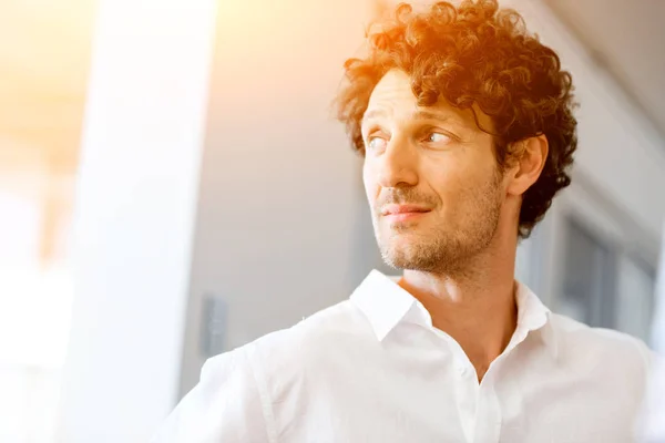 Retrato de un joven inteligente en el interior — Foto de Stock