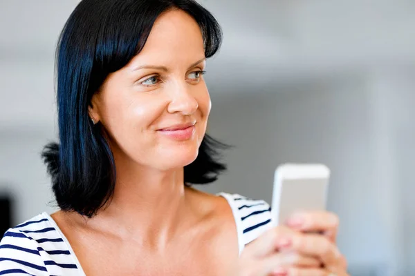 Porträtt av attraktiv kvinna som håller telefonen — Stockfoto