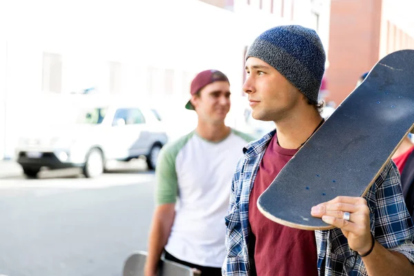 十几岁的朋友在街上走滑板 — 图库照片