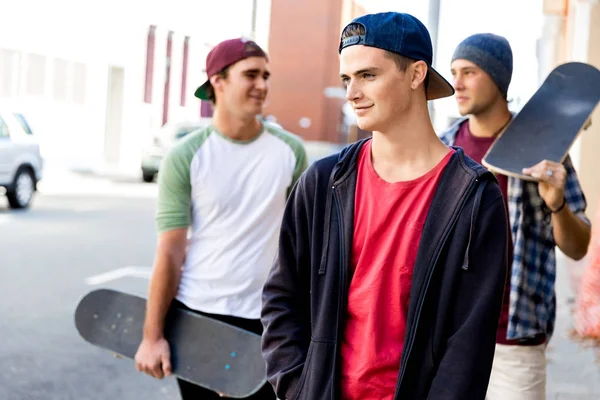 Amigos adolescentes caminando por la calle —  Fotos de Stock