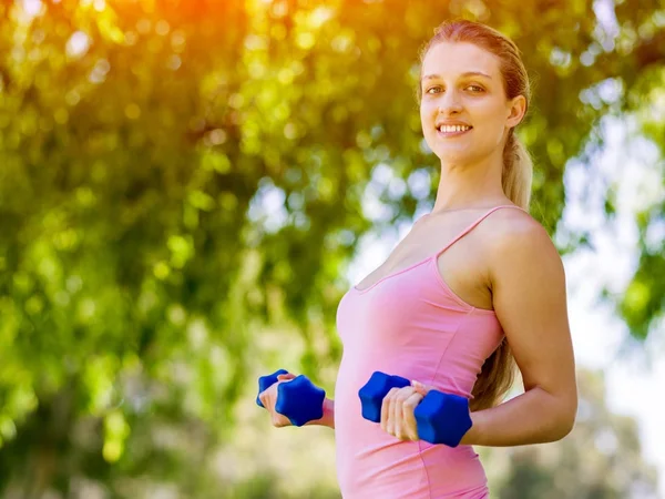 Retrato de mulher alegre em fitness exercício desgaste com haltere — Fotografia de Stock