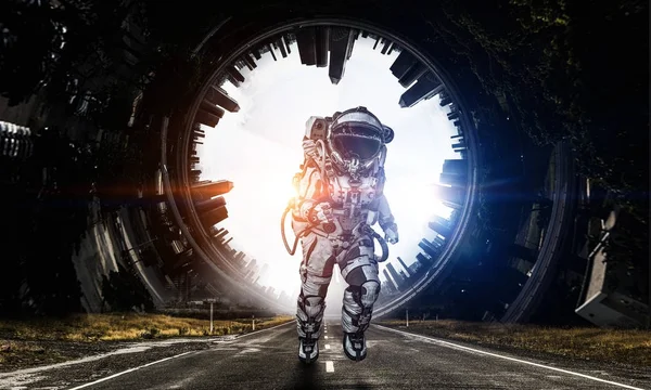 Spaceman berjalan cepat. Campuran media — Stok Foto