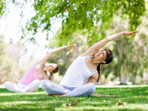 Mujeres jóvenes haciendo ejercicio en el parque Fotos De Stock