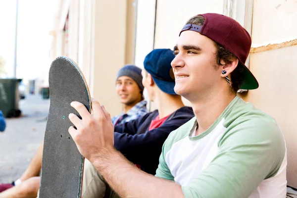 Patineurs faisant une pause dans la rue Photo De Stock