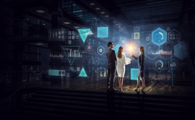 Karanlık ofiste iş adamları. Karışık teknik