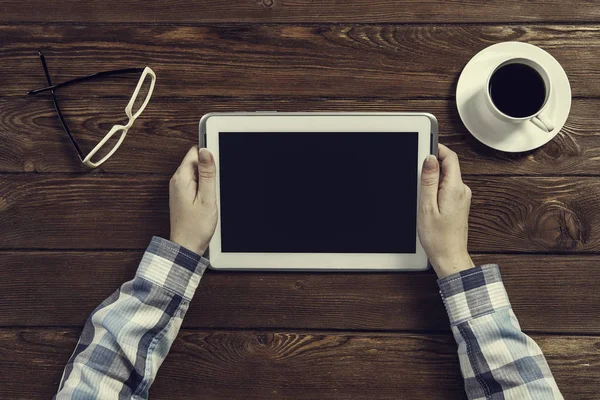 Tablet PC ile elinde boş perde