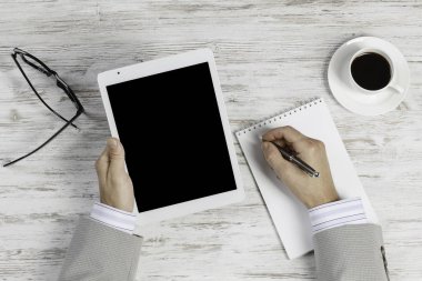 Tablet PC ile elinde boş perde