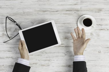 Tablet PC ile elinde boş perde