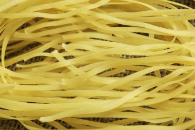 Masada pişmemiş makarna