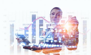 İş kadını tablet ile çizmek grafikler