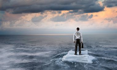 Sörf denizde yüzen buz kütlesi. Karışık teknik