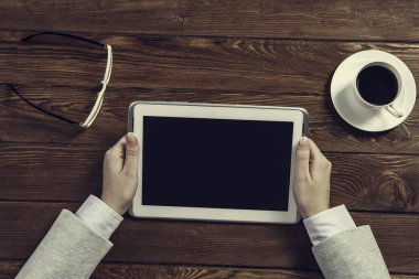 Tablet PC ile elinde boş perde