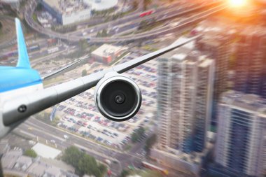 Uçağın gökyüzünde kapatın. Karışık teknik