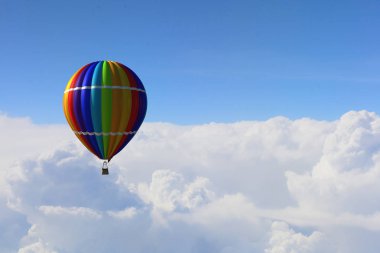 Aerostat gün gökyüzünde yüzen. Karışık teknik